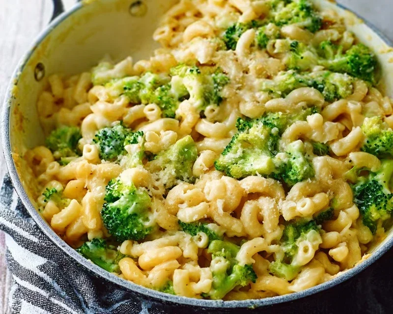 One Pot Healthy Broccoli Mac and Cheese